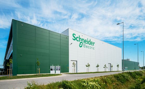Поглед отвътре в новата умна фабрика на Schneider Electric до Будапеща