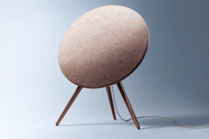 BANG & OLUFSEN представя BEOSOUND A9 в цвят SIENNA BROWN с нова персонализирана дамаска WOOLSCAPE от KVADRAT